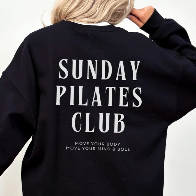 Pilates Club Hoodie – Unisex Katoenen Sweater met Rugprint